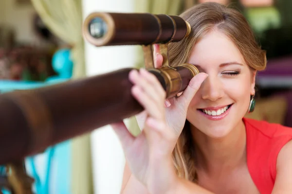 Mujer mirando a través del telescopio —  Fotos de Stock