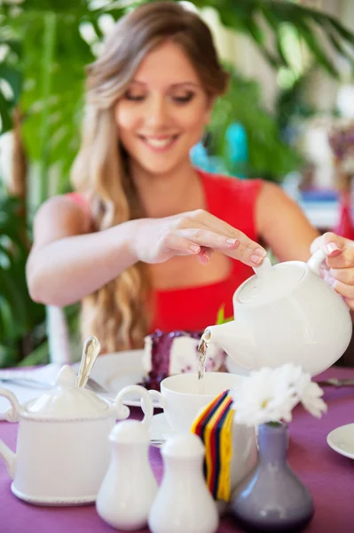 Femme verser le thé dans la tasse — Photo