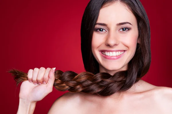 Joven mujer sosteniendo su trenza —  Fotos de Stock