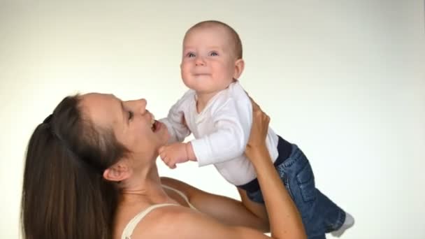 Gelukkige moeder met haar schattige baby — Stockvideo