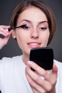 kalıcı makyaj uygulayarak dişi