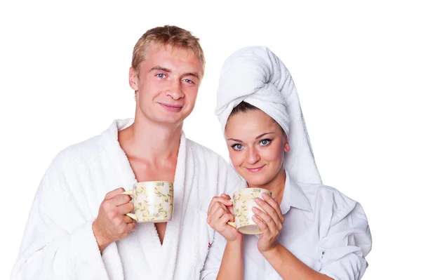 お茶のカップを保持している愛の幸せなカップル — ストック写真