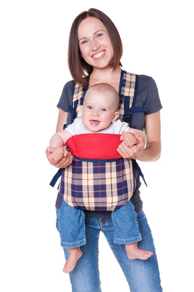 Madre sosteniendo a su bebé en la mochila — Foto de Stock