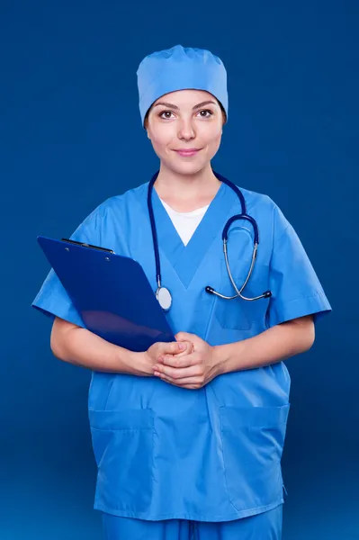 Улыбающаяся медсестра со стетоскопом — стоковое фото