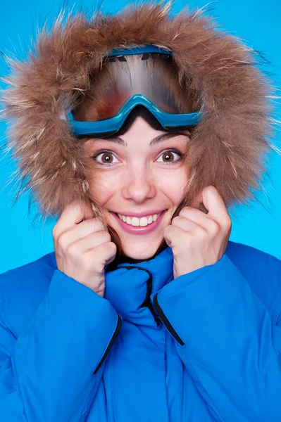 Smiley-Skifahrer fühlt sich kalt — Stockfoto