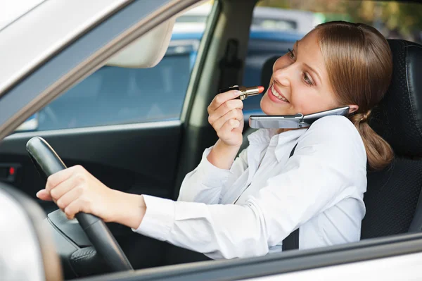 Lehkovážné žena, která řídila auto — Stock fotografie