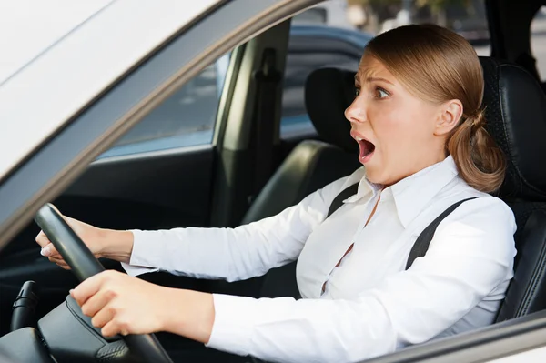 Mulher assustada segurando o volante — Fotografia de Stock