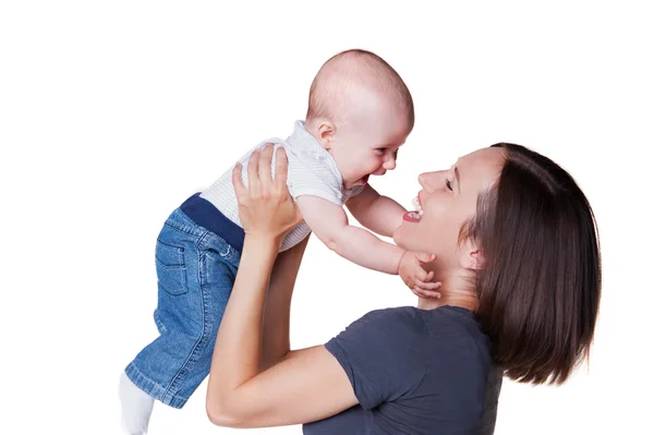 Gülen yüz altı aylık bebek tutan anne — Stok fotoğraf