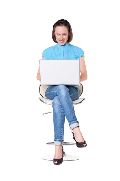 Feminino olhando para laptop e sorrindo — Fotografia de Stock