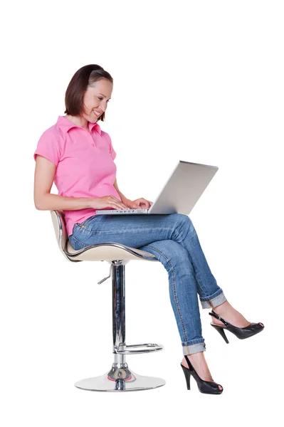 Jonge vrouw met laptop werkt — Stockfoto