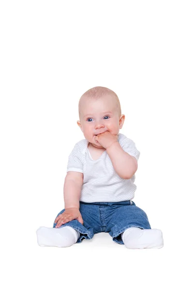 Chłopiec siedzi na dnie biały — Zdjęcie stockowe