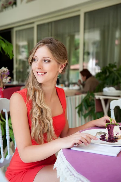 Mujer sonriente sentada en el café —  Fotos de Stock