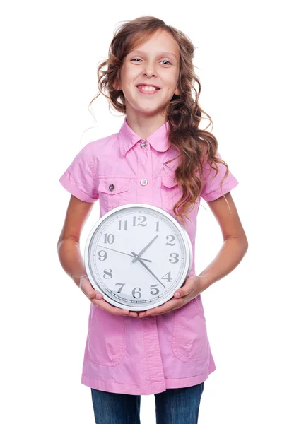 Ragazza mostrando orologio e sorridente — Foto Stock