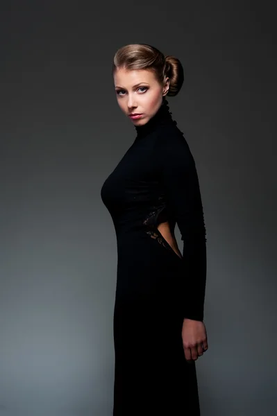 Aantrekkelijke vrouw in zwarte jurk — Stockfoto