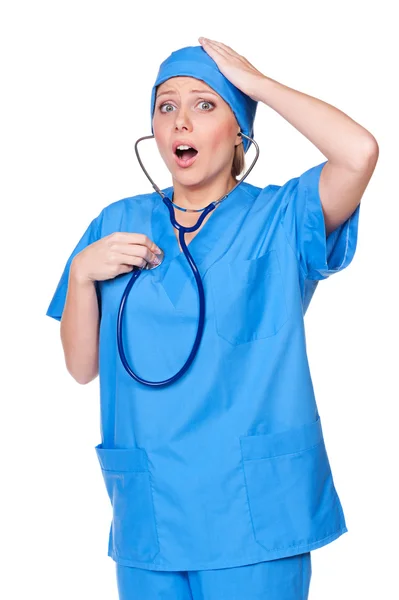 Zieke verpleegster haar hart luisteren — Stockfoto