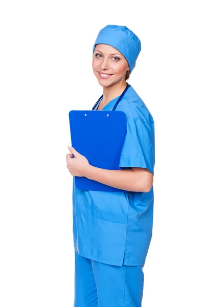 Enfermeira segurando placa clip e sorrindo — Fotografia de Stock
