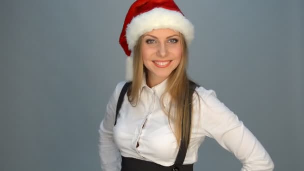 Noel Baba şapkalı neşeli iş kadını — Stok video