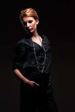 Sihir kadın aşağı bakıyor ve poz