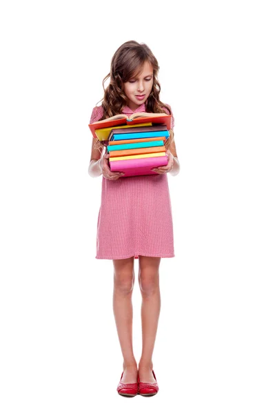 Chica concentrada leyendo el libro — Foto de Stock