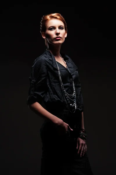 Moda feminina posando sobre escuro — Fotografia de Stock