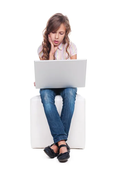 Девушка скучна и смотрит на ноутбук — стоковое фото