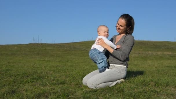 Oğluyla oynayan anne daha sonra kucaklayan — Stok video