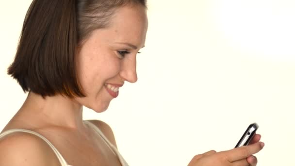Жінка, набравши sms — стокове відео