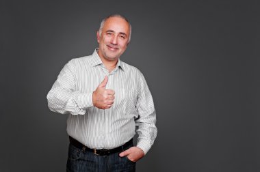 Adam işaret veriyor.