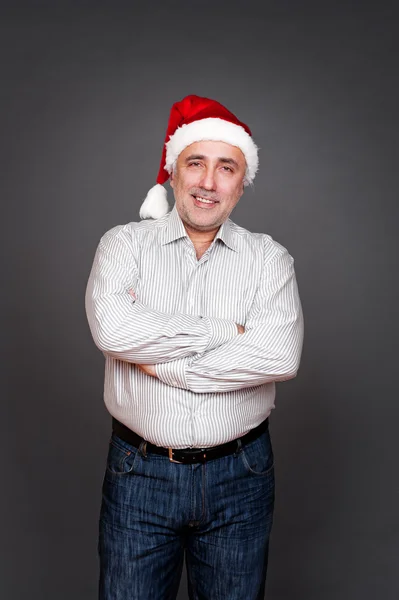 Uomo in cappello di Babbo Natale con le mani incrociate — Foto Stock