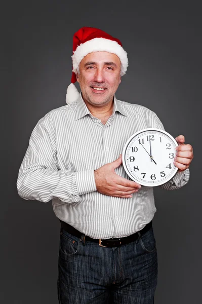 Uomo che mostra la mezzanotte sull'orologio — Foto Stock