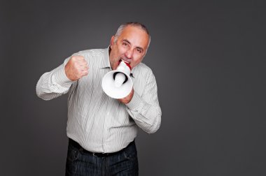 Komuta sizde megafon ile bağırarak