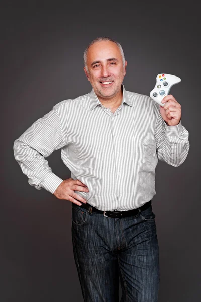 Uomo anziano eccitato tenendo joystick — Foto Stock