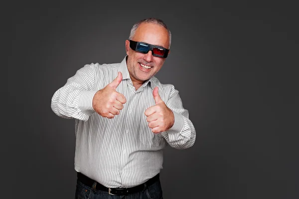 Opgewonden senior man met 3D-bril — Stockfoto