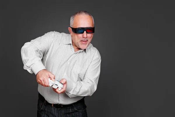 Senior homme en 3d lunettes jouer dans le jeu vidéo — Photo