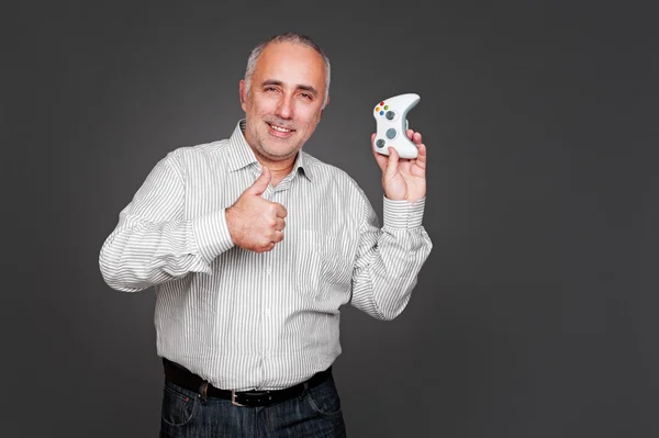 Smiley senior man bedrijf joystick — Stockfoto