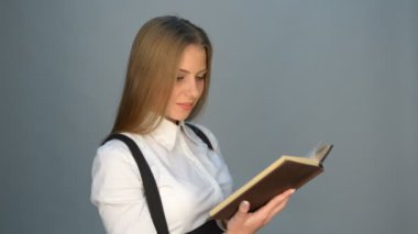 gülümsemek kadın kitap okuma