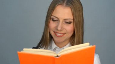 Güzel genç kadın kitap okuyor