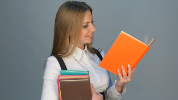 Joven mujer animada leyendo el libro — Vídeo de stock