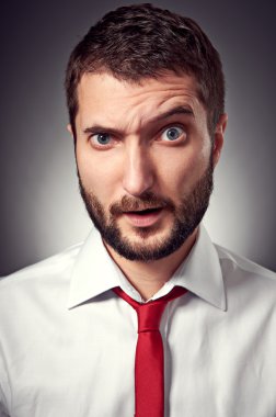 Hayret adam gri arka plan üzerinde