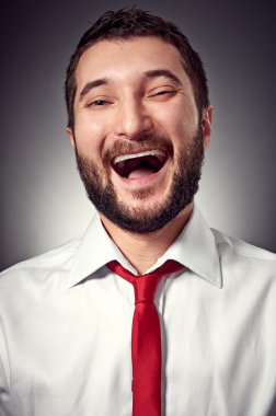 neşeli adam koyu arka plan üzerinde