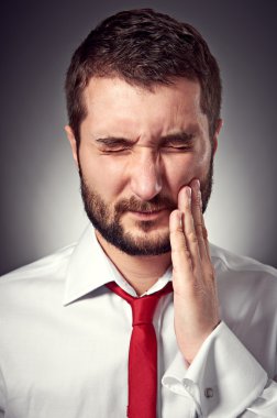 adam bir diş ağrısı var.