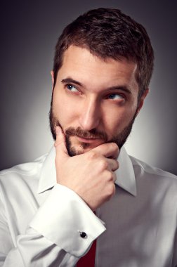 adam hakkında bir şey düşünüyor