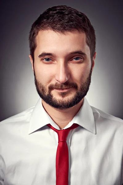 Hombre guapo en camisa blanca y corbata roja —  Fotos de Stock