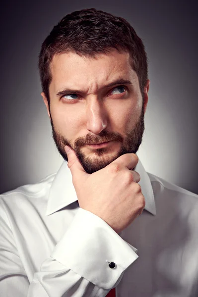 Homem com barba a olhar para cima — Fotografia de Stock