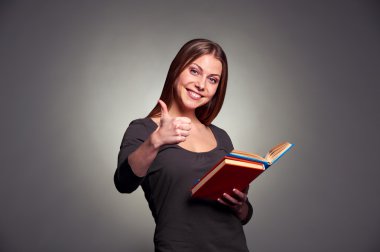 çekici bir genç kadın başparmak gösterilen