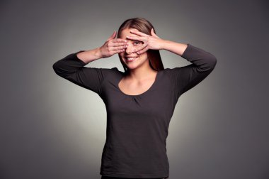 kadın parmakları ile gözetleme