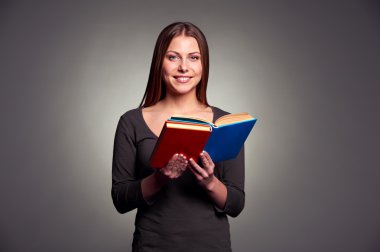 kitap tutan genç kadın