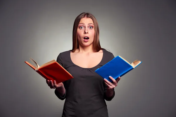 Verbaasd vrouw met boeken — Stockfoto