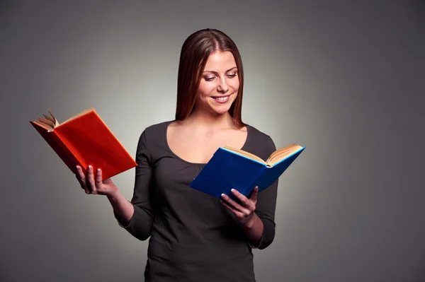 Vrouw lezen van de boeken — Stockfoto