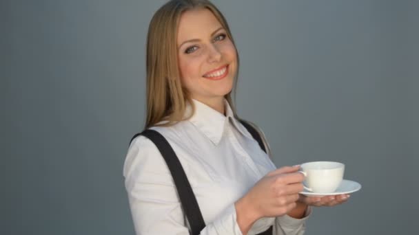 Mujer ofreciendo la taza de café — Vídeos de Stock